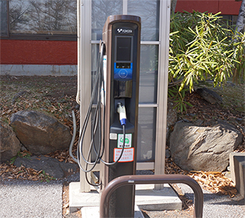 電気自動車　充電スタンド